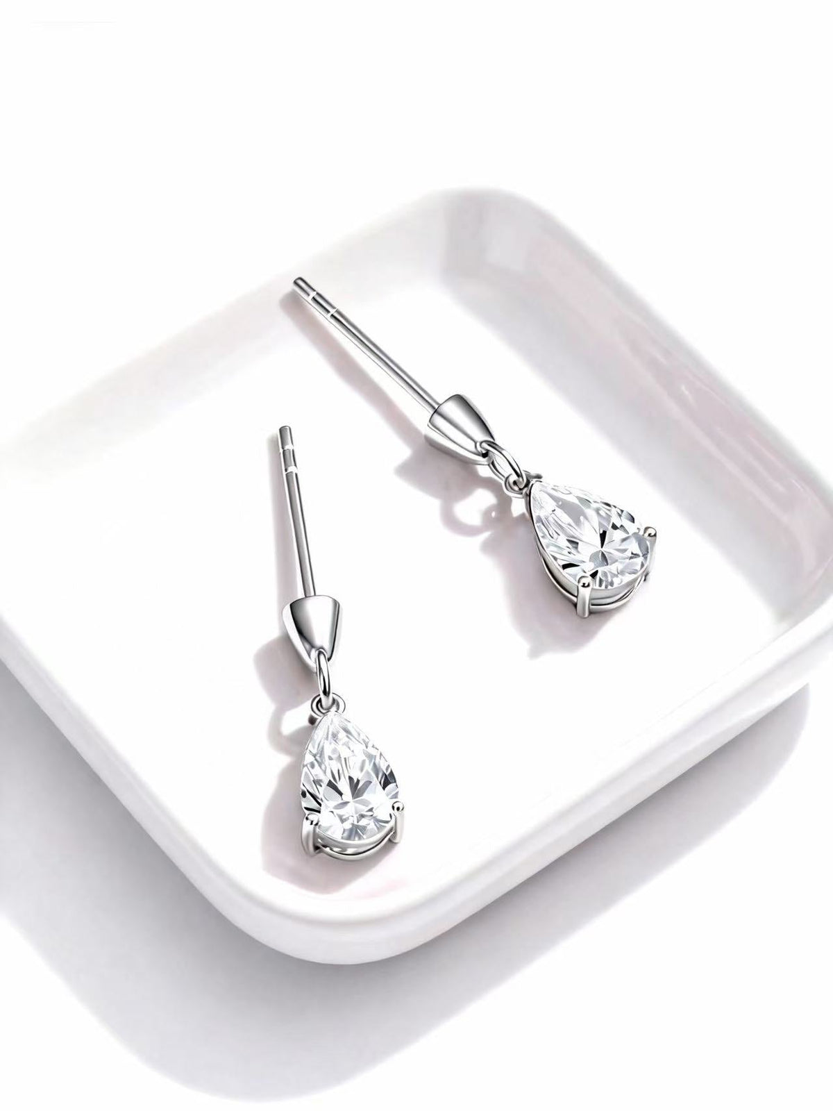 Pear-Cut Lab-Grown Diamond Earrings and Necklace: Wedding Styling Guide