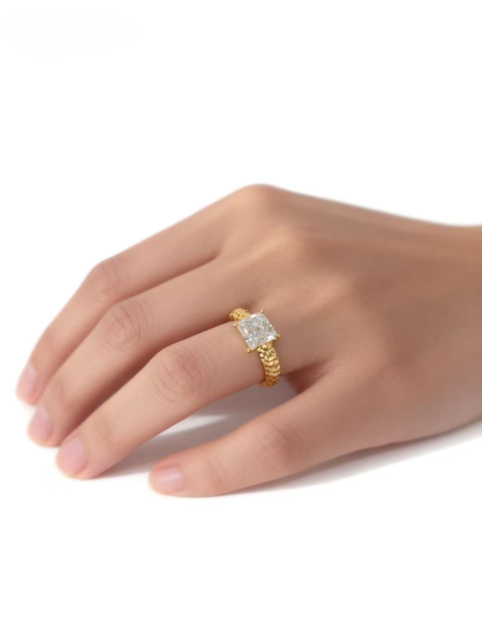 Aetheris Artisan Texture, Royal Sparkle: Hammered Princess Cut Ring R25020001