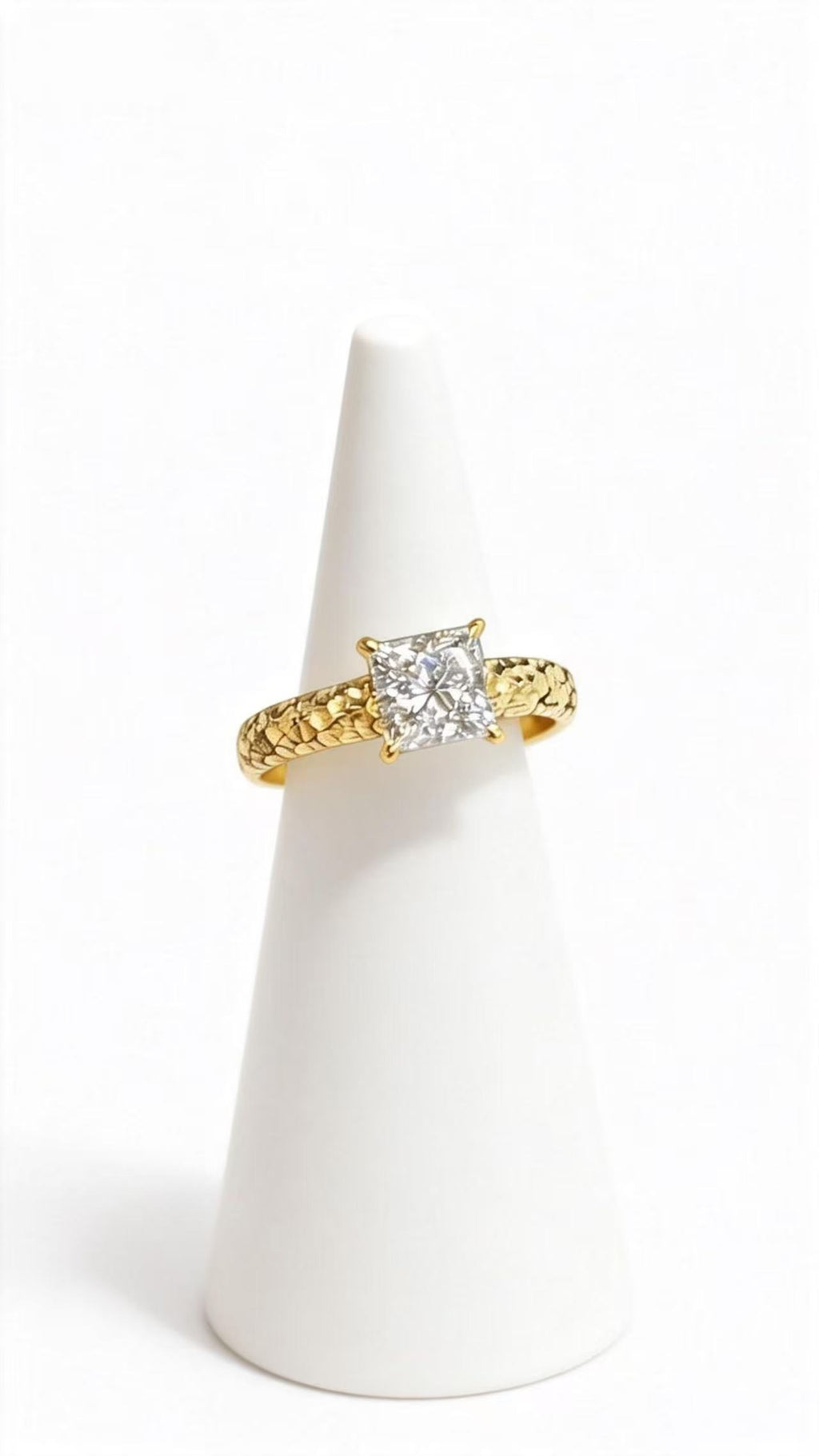 Aetheris Artisan Texture, Royal Sparkle: Hammered Princess Cut Ring R25020001