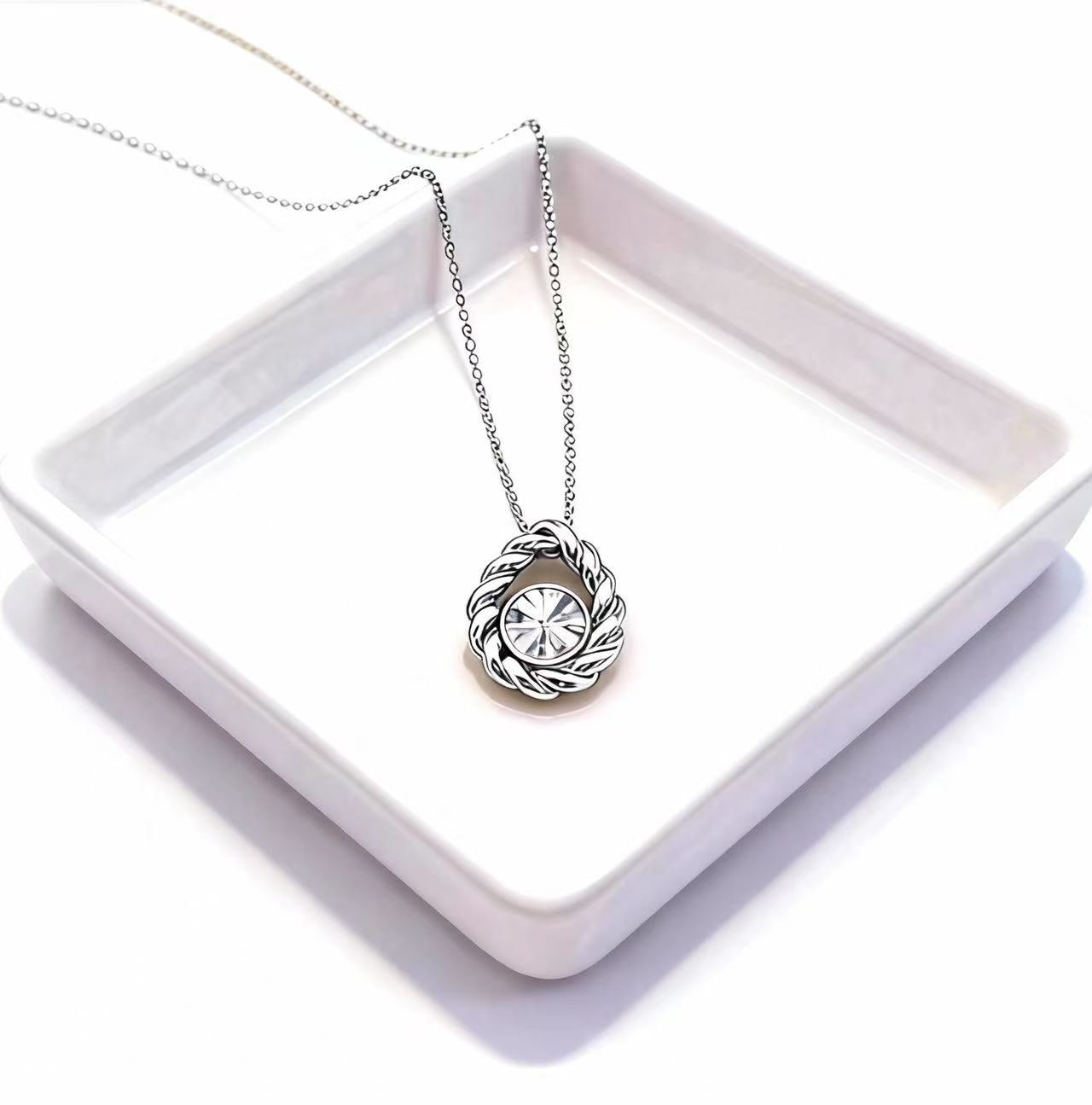 Aetheris Twisted Elegance: 1ct Solitaire Twist Pendant & Chain Set N25020005