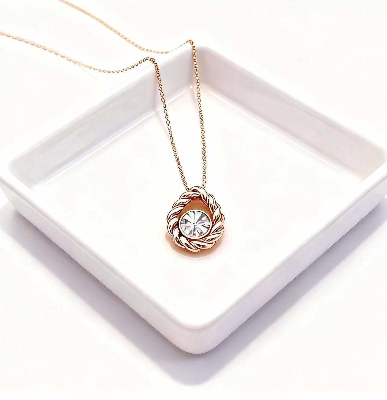 Aetheris Twisted Elegance: 1ct Solitaire Twist Pendant & Chain Set N25020005