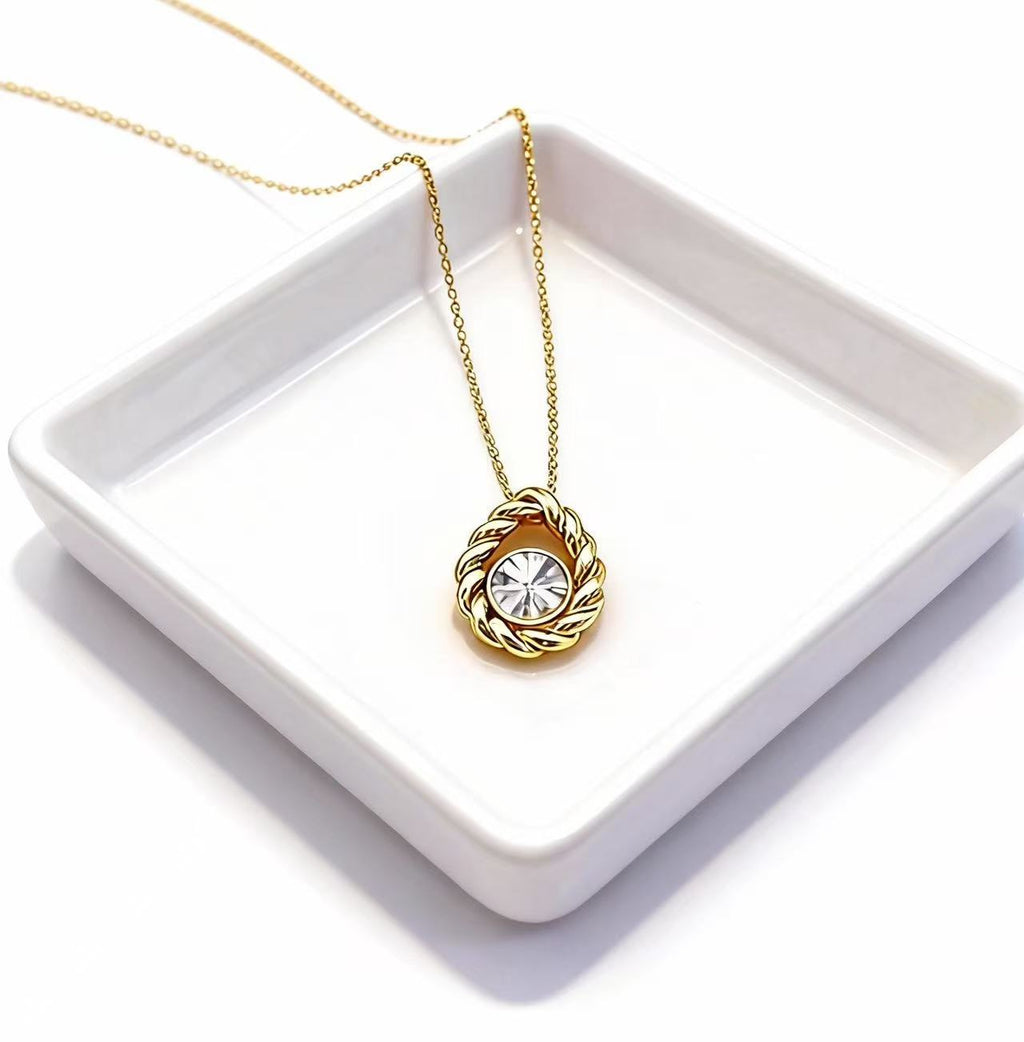Aetheris Twisted Elegance: 1ct Solitaire Twist Pendant & Chain Set N25020005