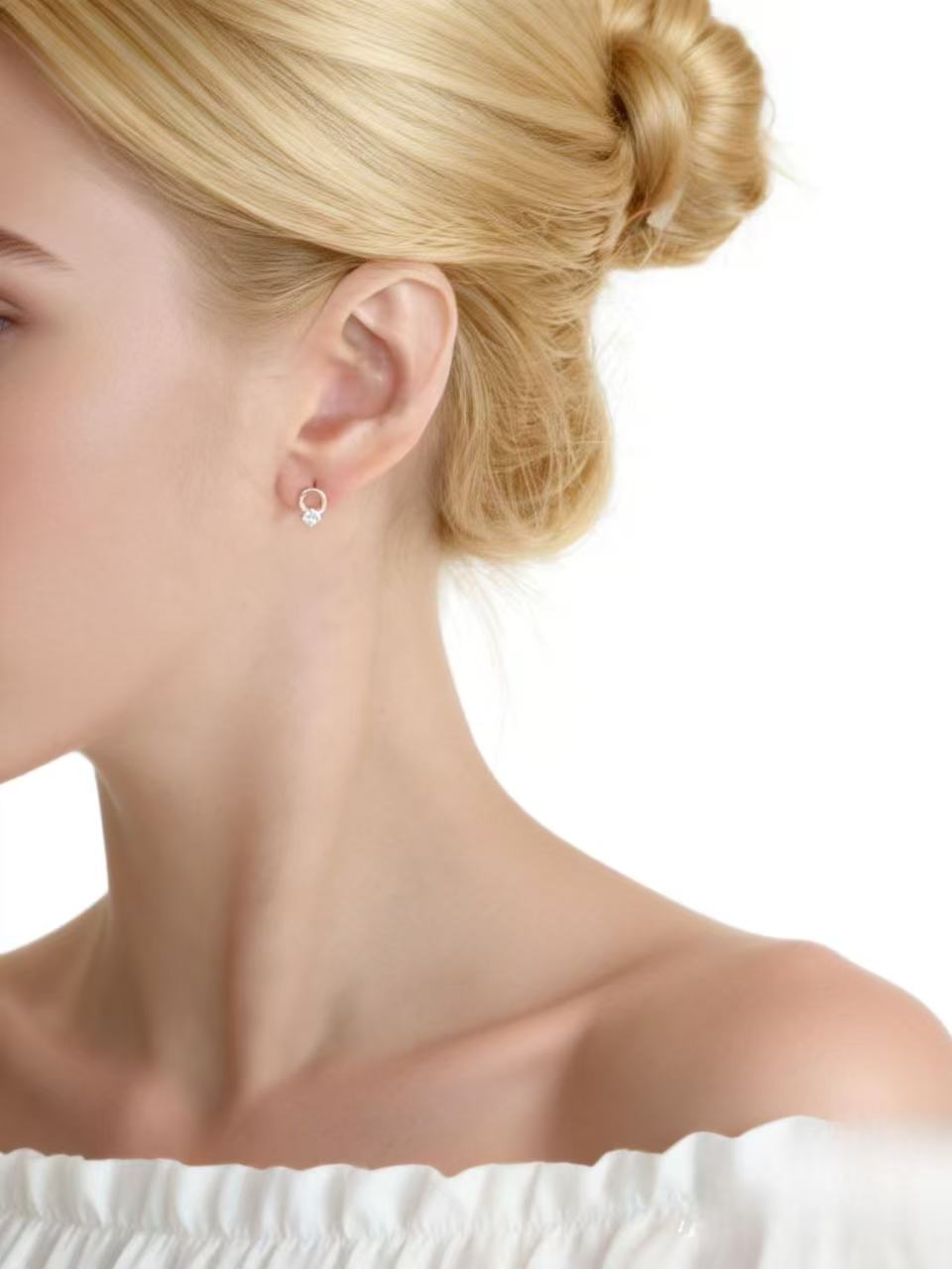 Aetheris Circle of Fortune: Four-Prong Diamond Huggie Earrings E25020015