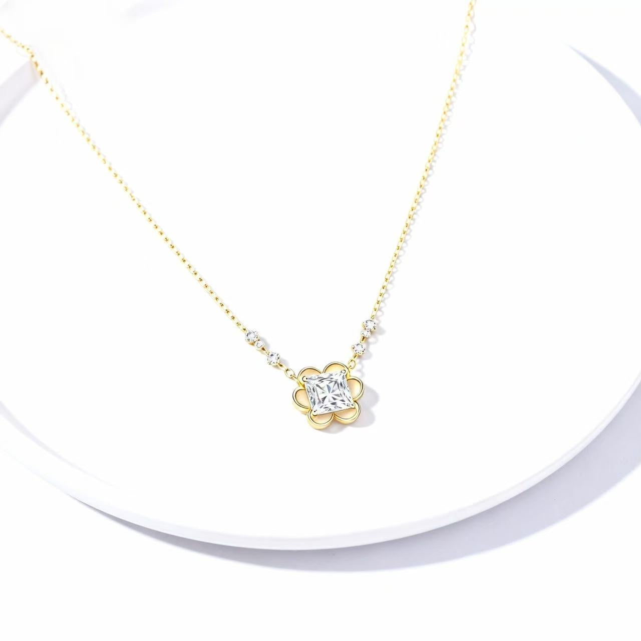 Aetheris Blooming Brilliance: 1ct Princess Cut Floral Pendant Set N25020006