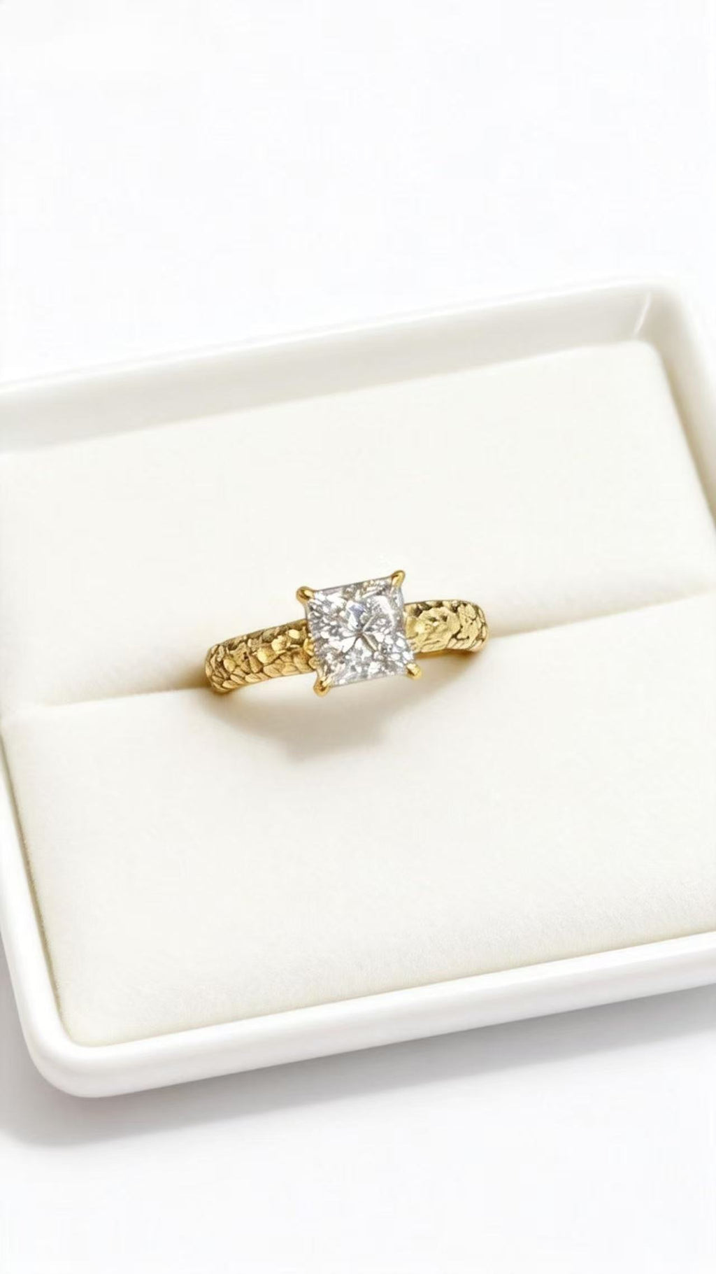 Aetheris Artisan Texture, Royal Sparkle: Hammered Princess Cut Ring R25020001