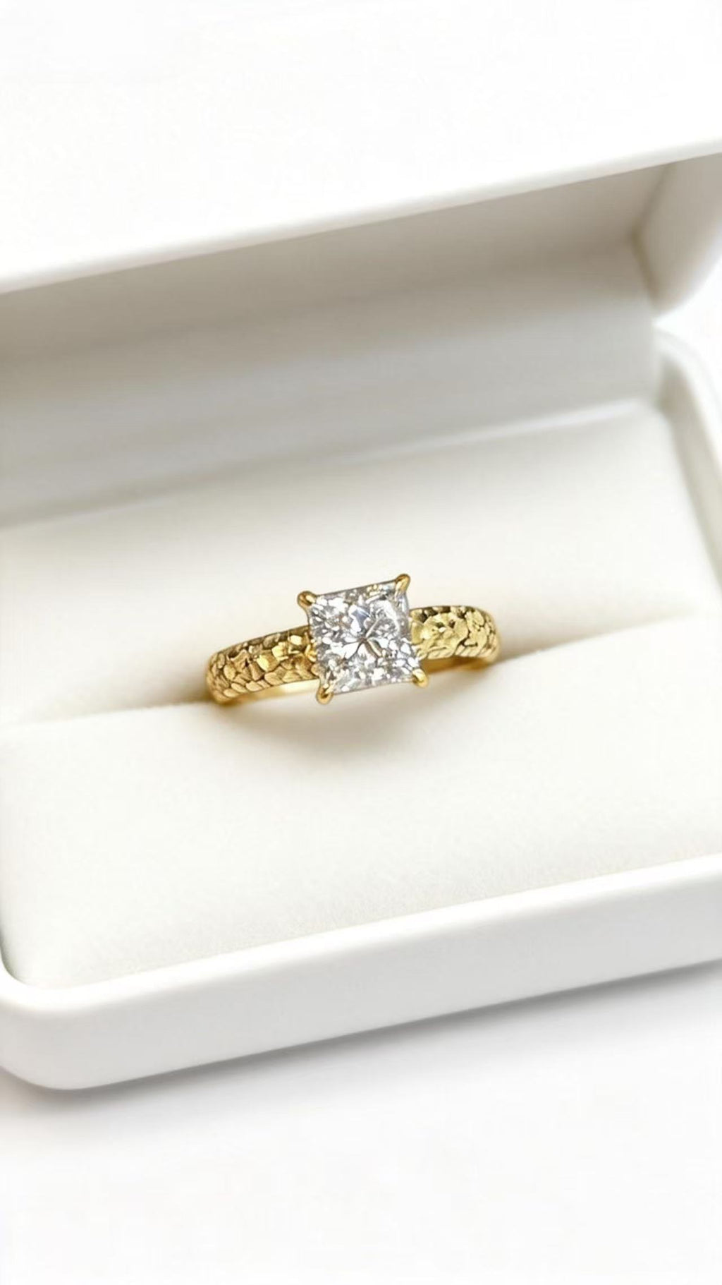 Aetheris Artisan Texture, Royal Sparkle: Hammered Princess Cut Ring R25020001