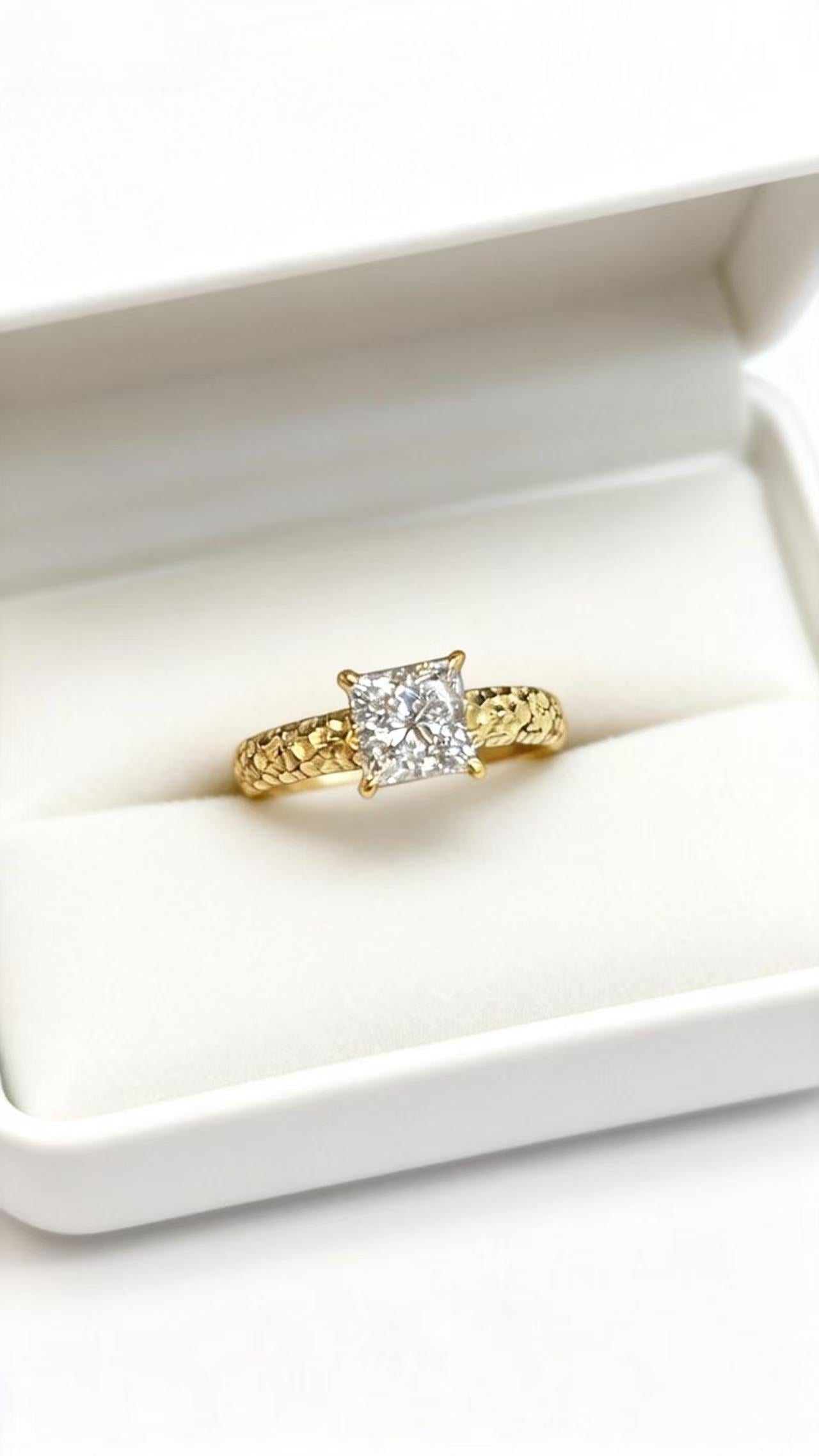 Aetheris Artisan Texture, Royal Sparkle: Hammered Princess Cut Ring R25020001